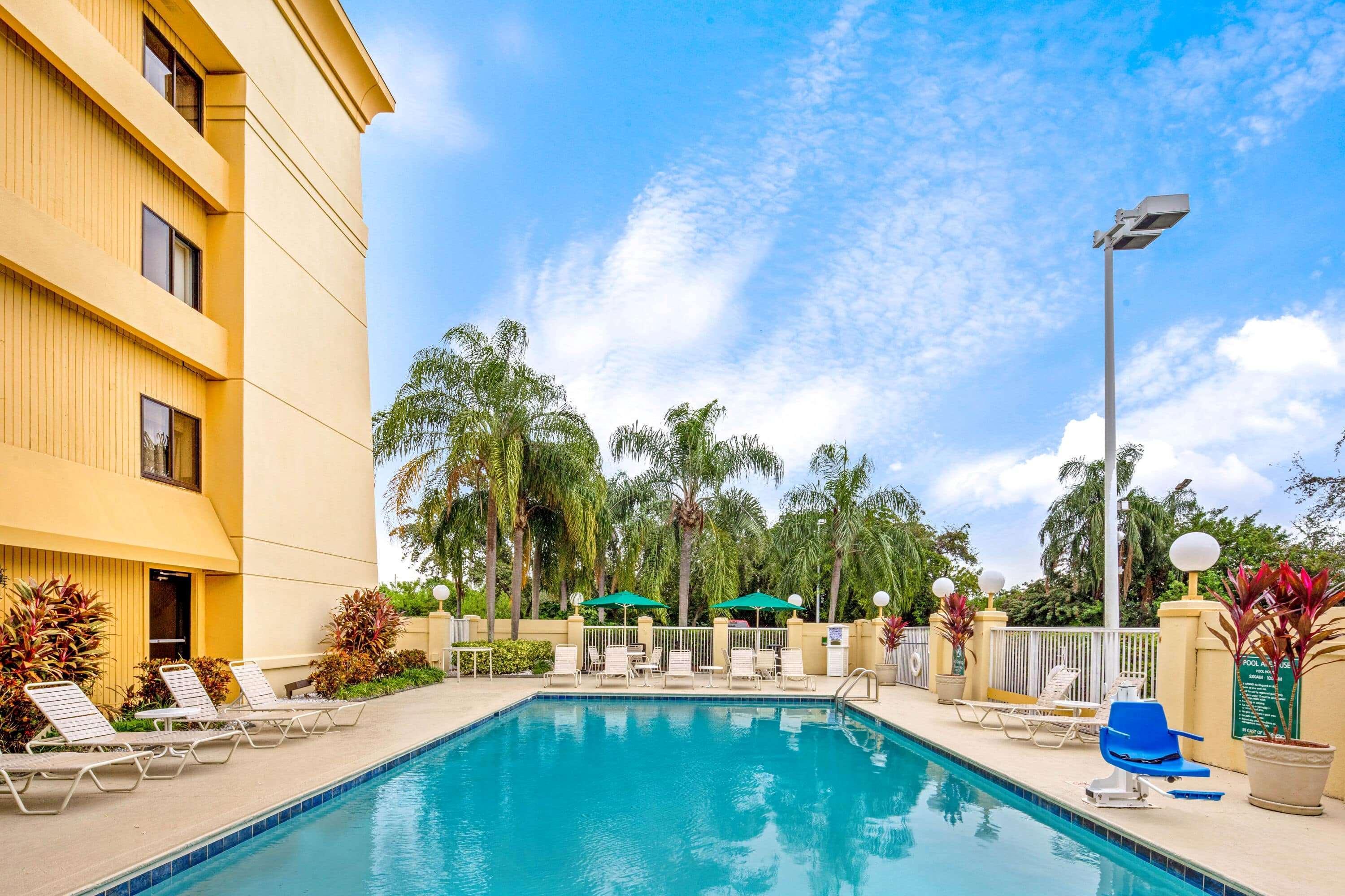 La Quinta By Wyndham Miami Airport East Hotel Exterior photo