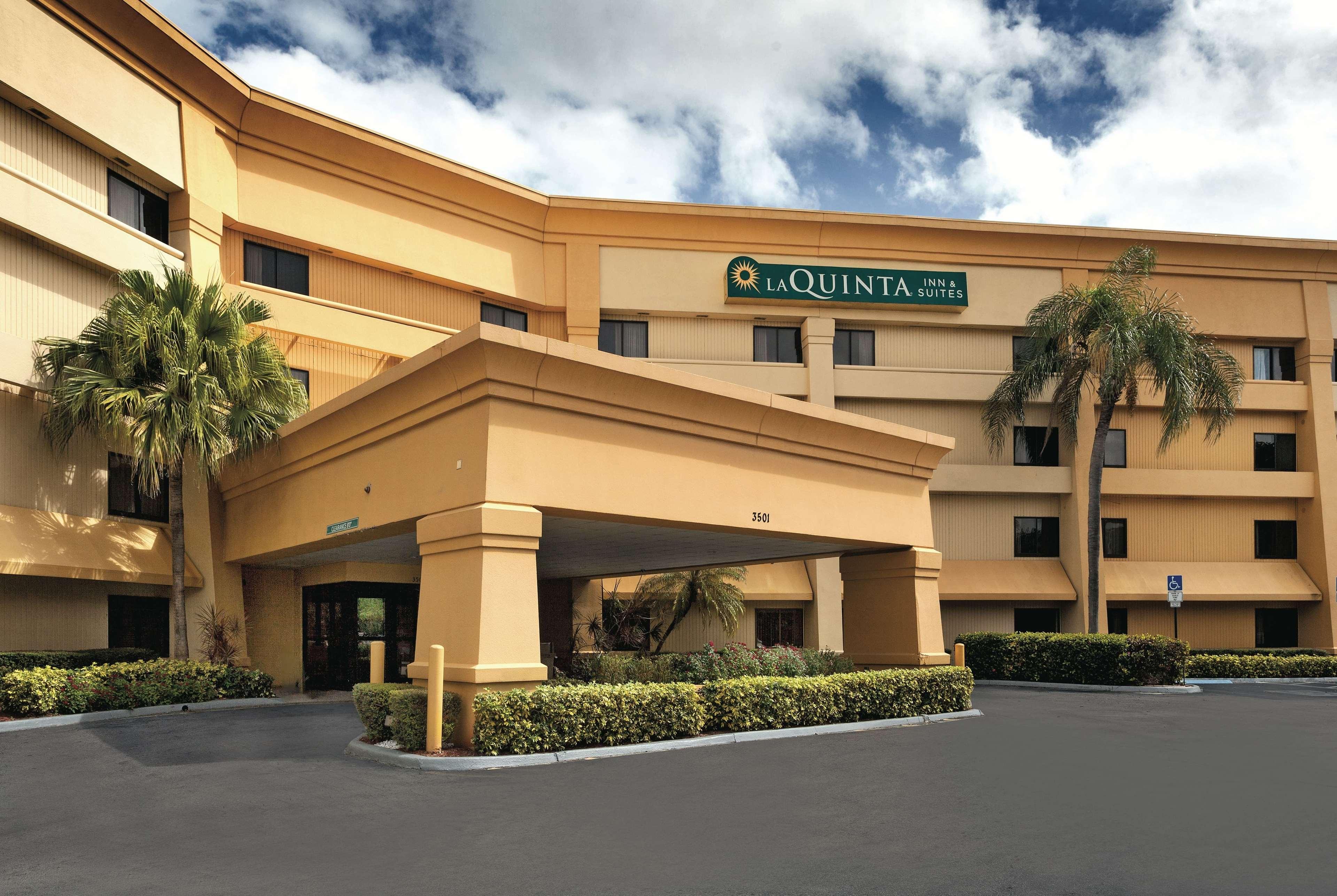 La Quinta By Wyndham Miami Airport East Hotel Exterior photo