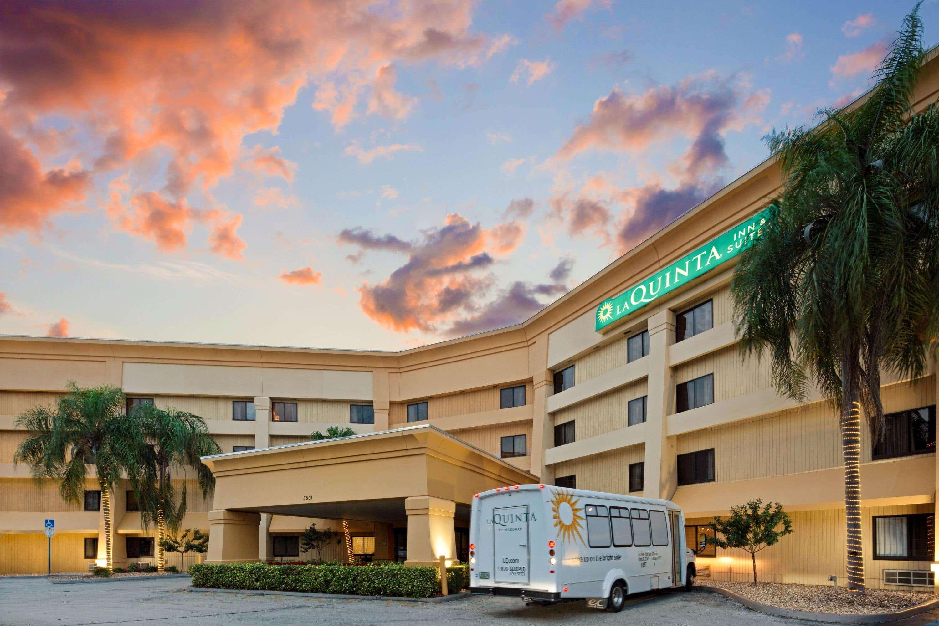 La Quinta By Wyndham Miami Airport East Hotel Exterior photo