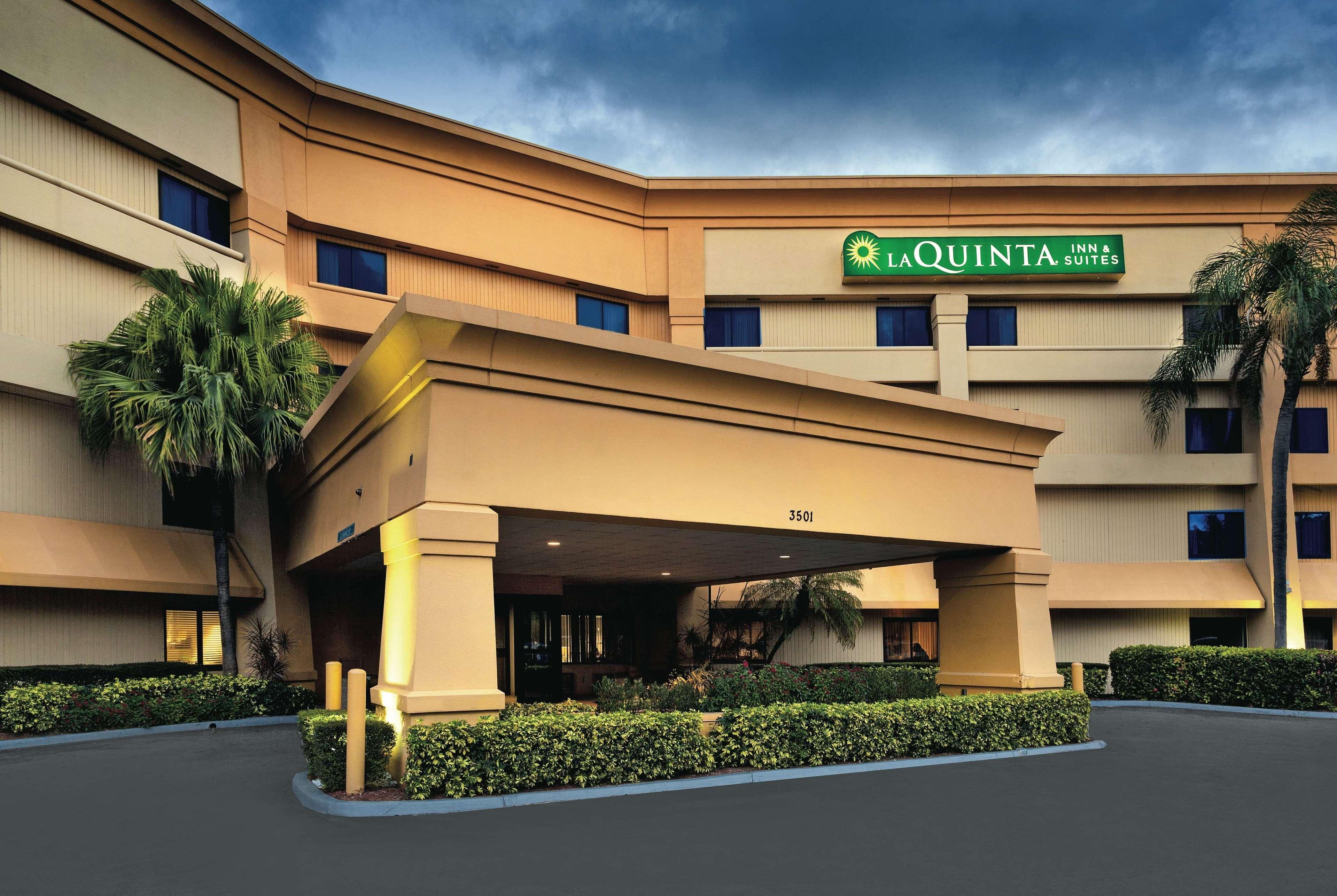 La Quinta By Wyndham Miami Airport East Hotel Exterior photo