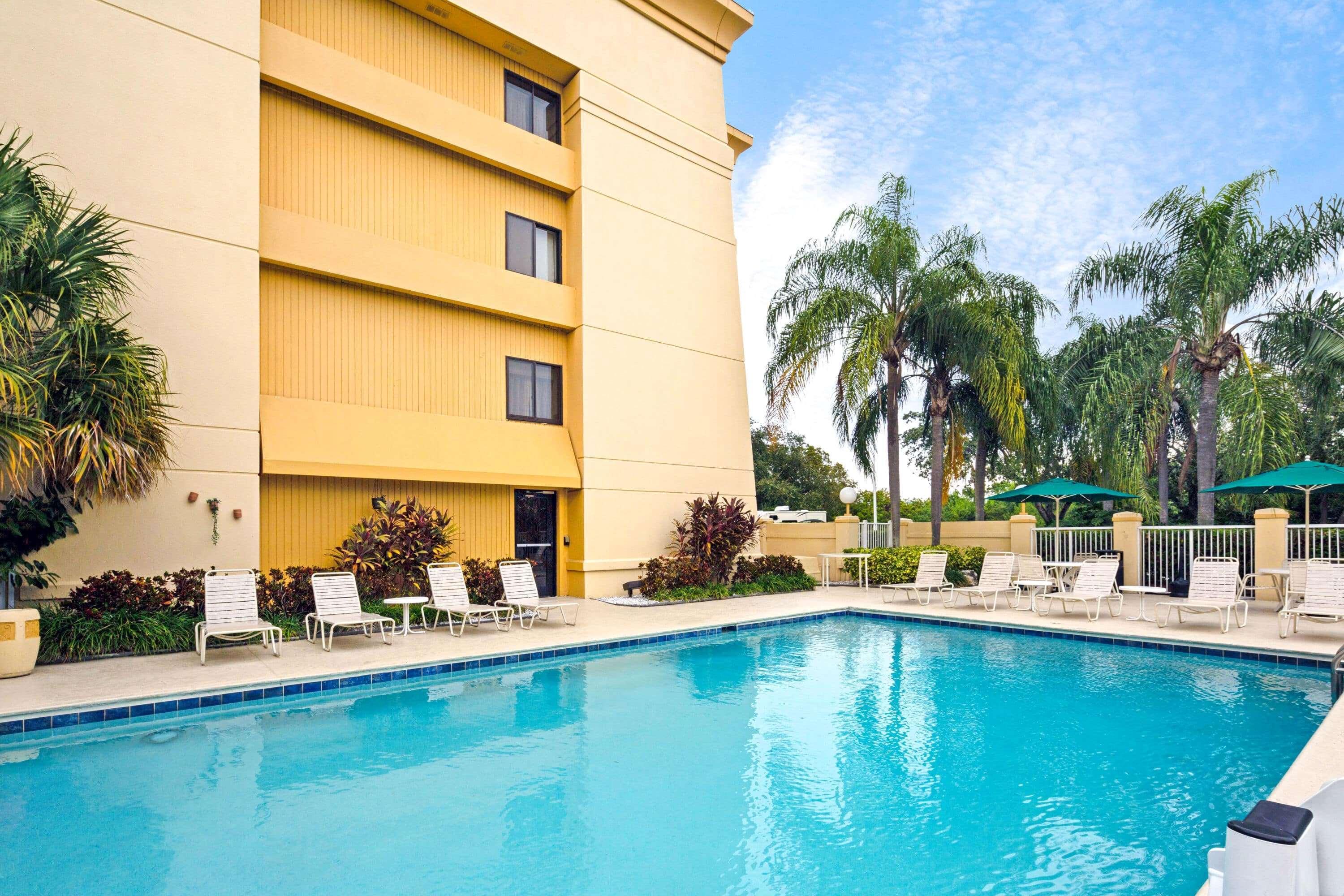 La Quinta By Wyndham Miami Airport East Hotel Exterior photo