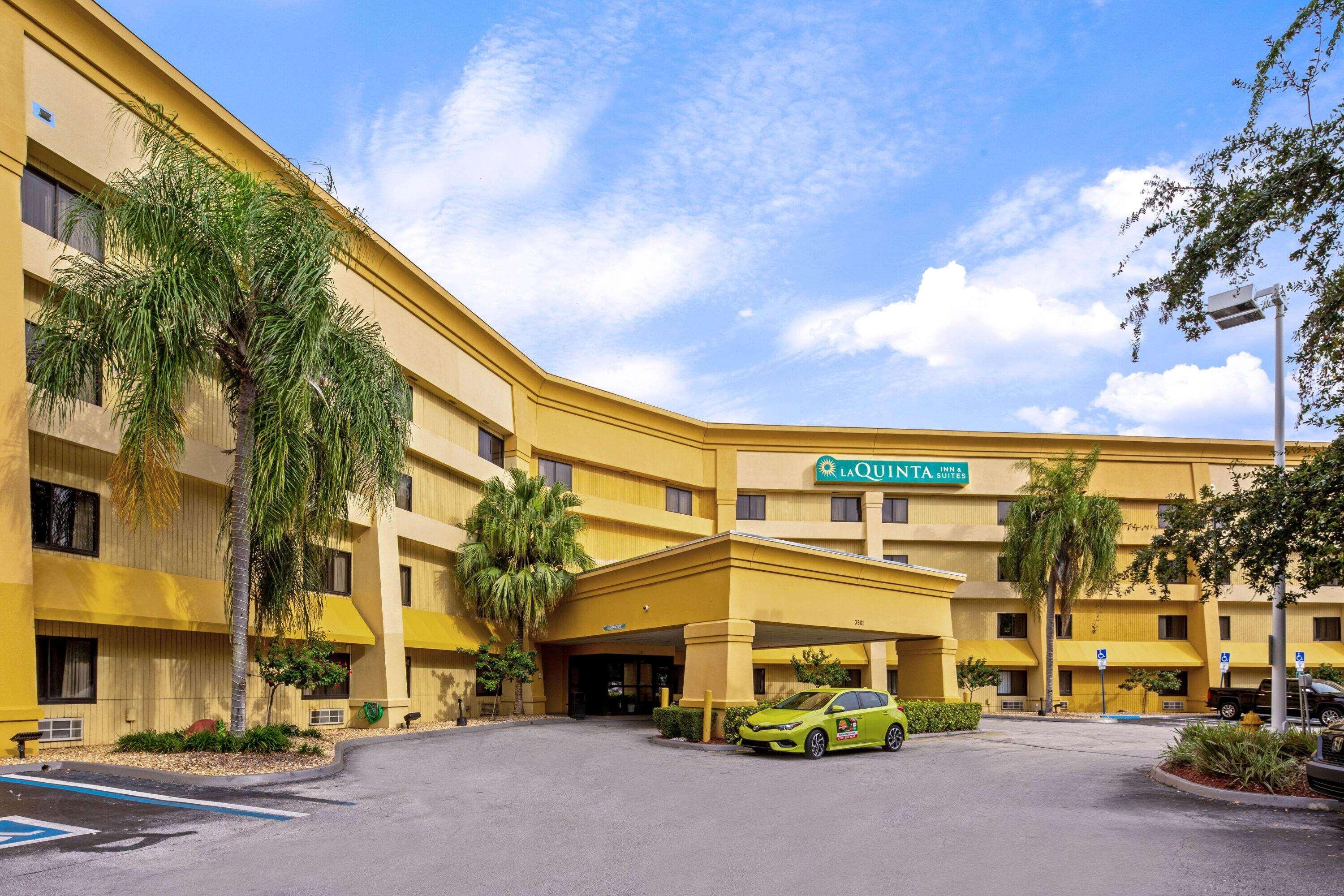 La Quinta By Wyndham Miami Airport East Hotel Exterior photo