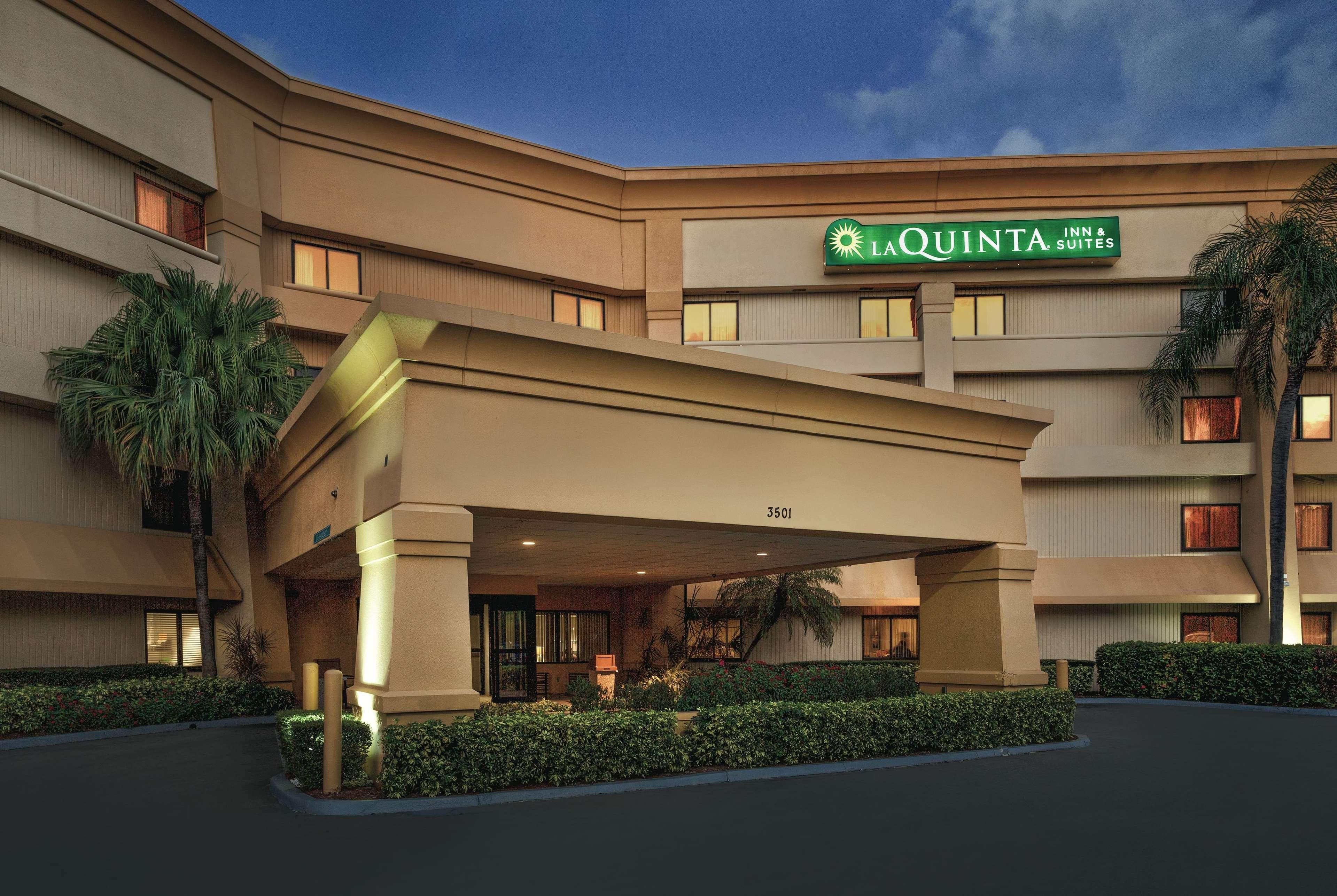 La Quinta By Wyndham Miami Airport East Hotel Exterior photo