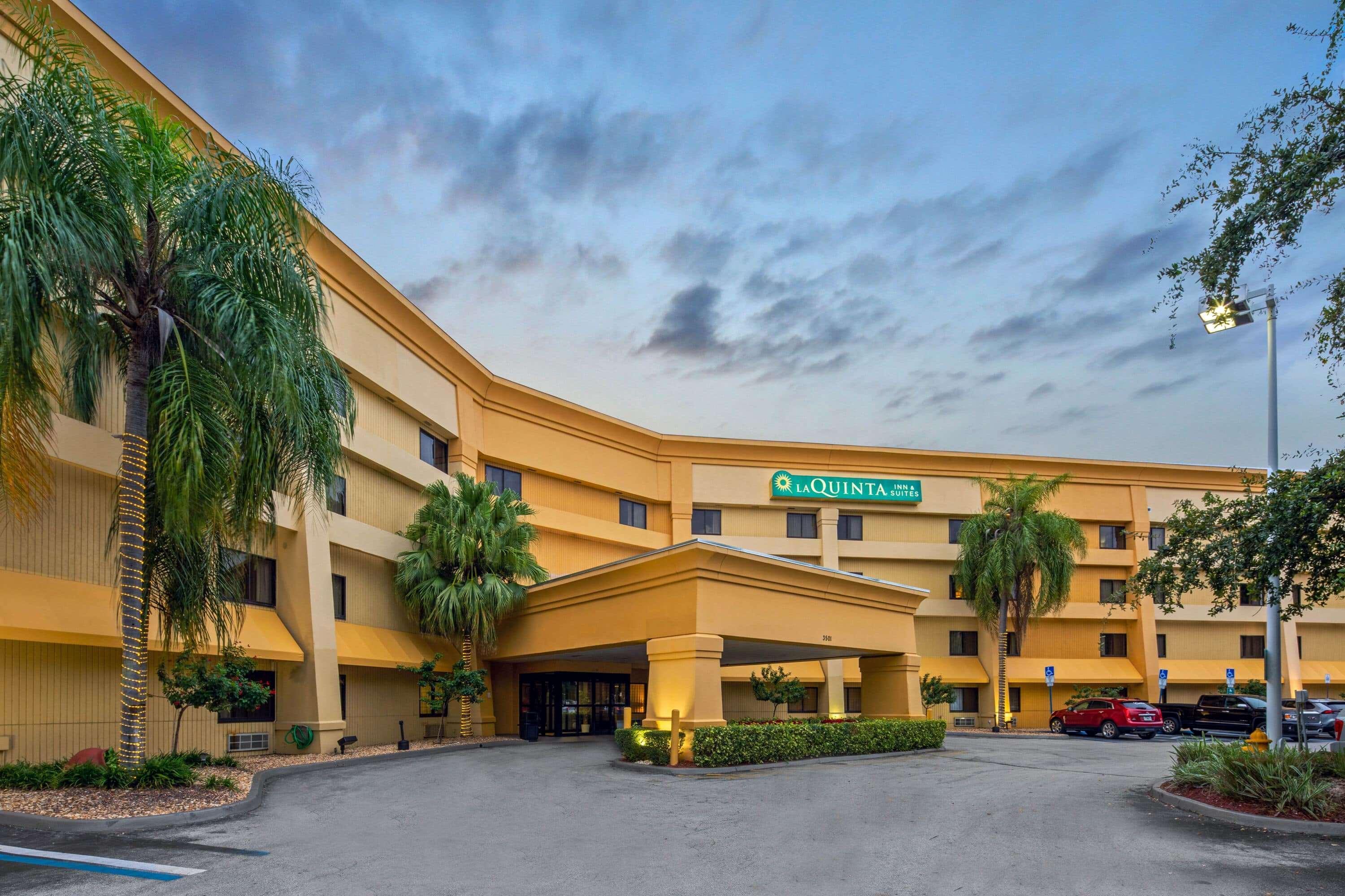 La Quinta By Wyndham Miami Airport East Hotel Exterior photo